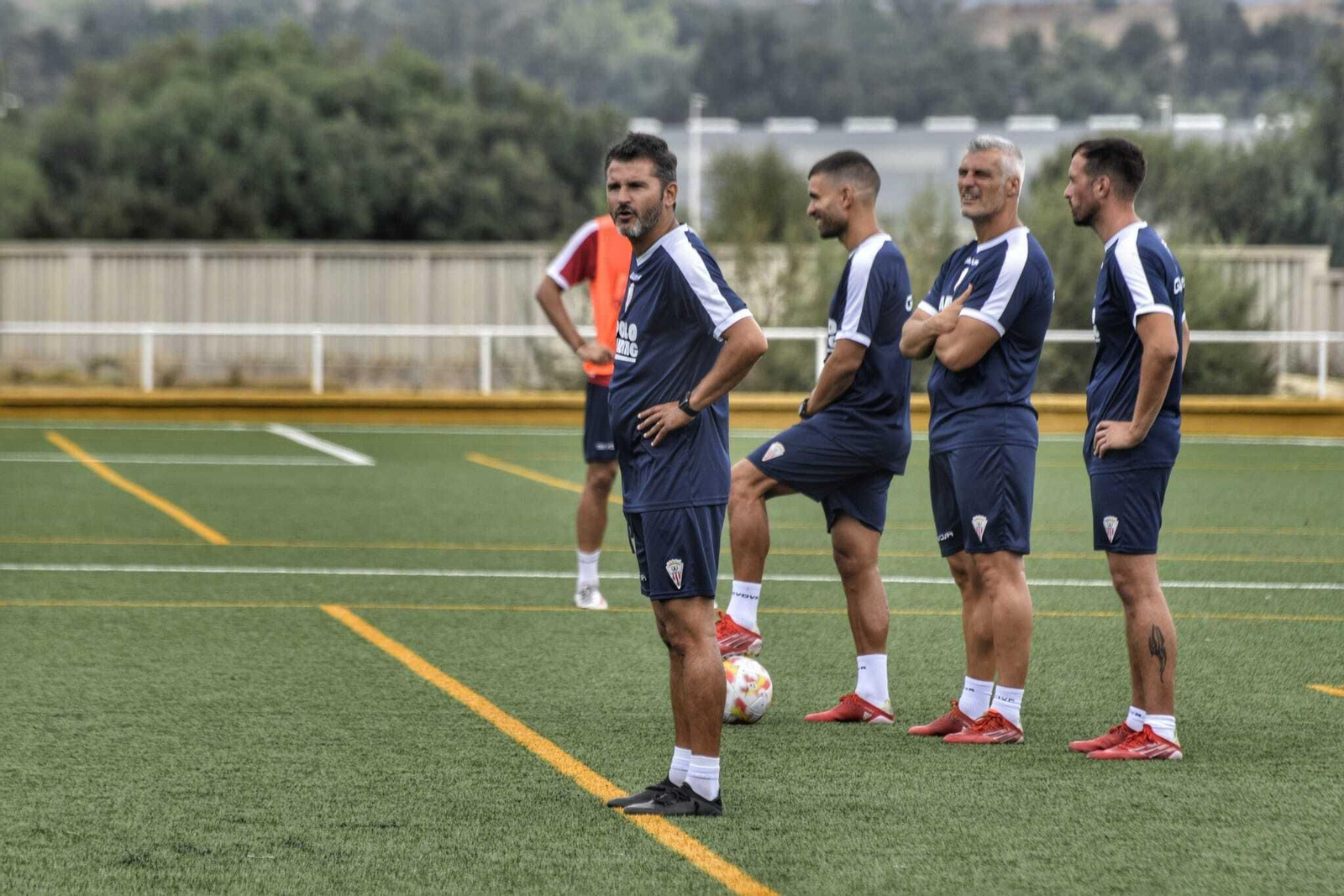 Ania, con su cuerpo técnico detrás, en los anexos.
