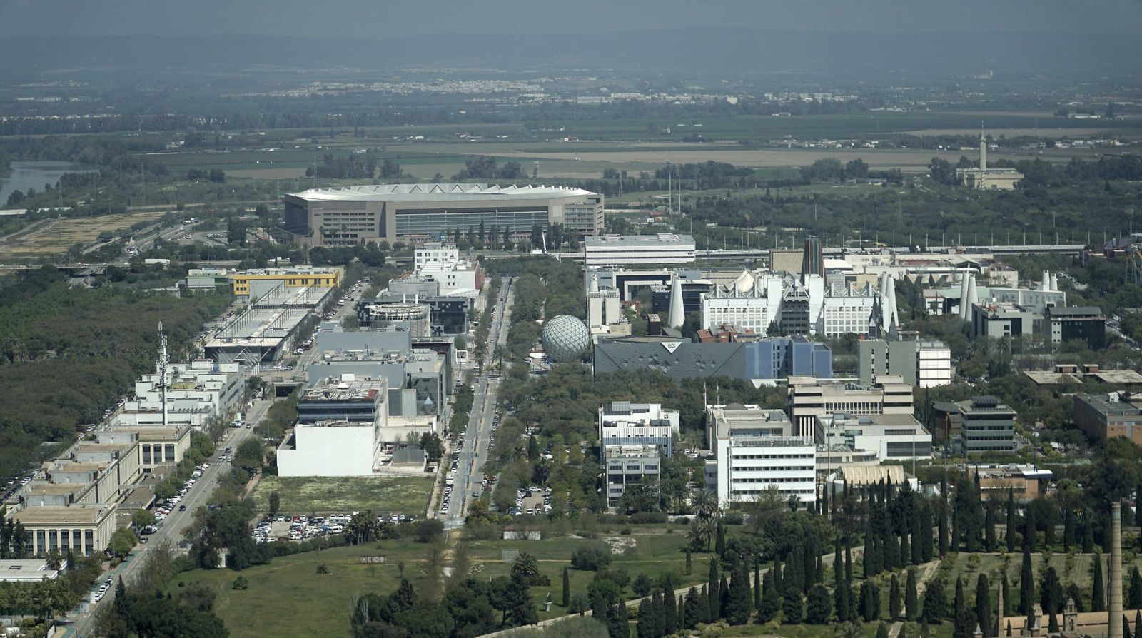 Una panorámica de la isla de la Cartuja con el estadio olímpico al fondo.