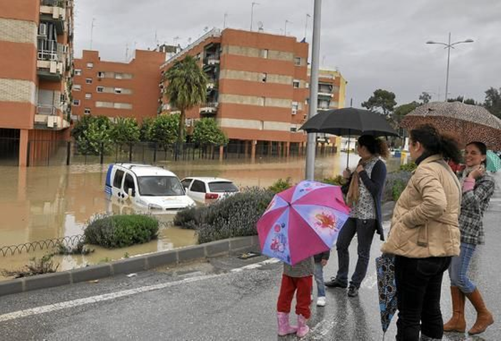 Los vecinos observan sorprendidos las consecuencias de las lluvias. 

Foto: Manuel Gómez