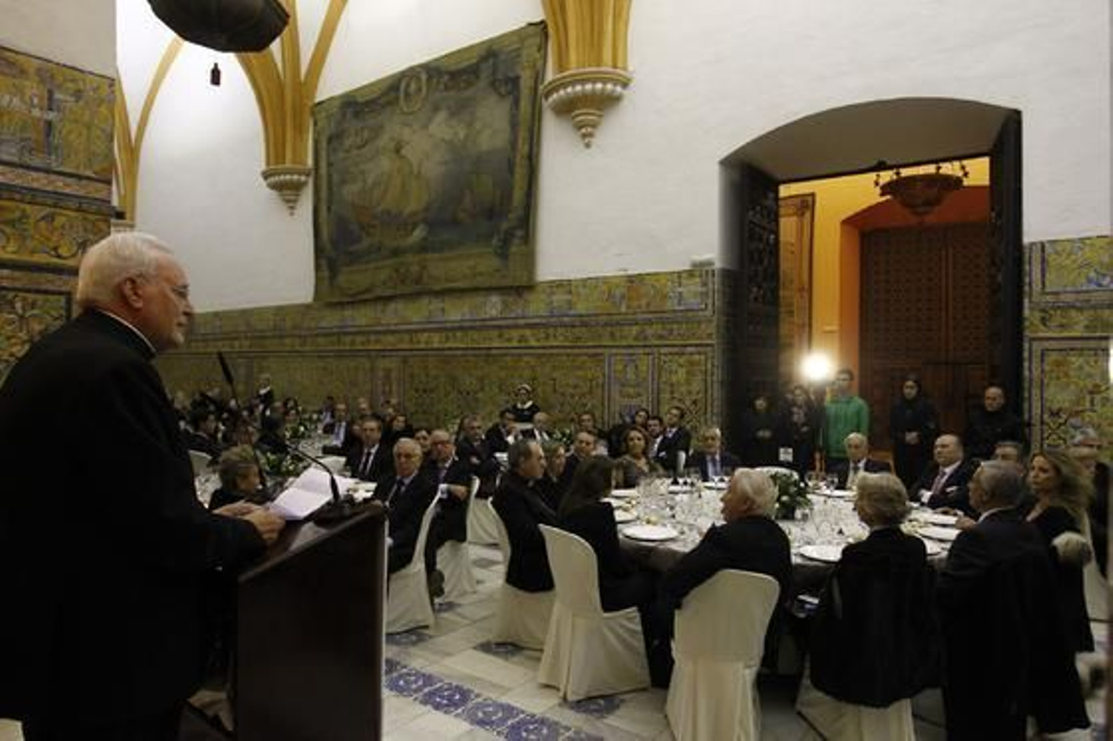 El cardenal Amigo se dirige al auditorio del Real Alcázar tras recoger el galardón de manos de Manuel Clavero.

Foto: Antonio Pizarro / Juan Carlos Vázquez / Victoria Hidalgo / Manuel Gómez