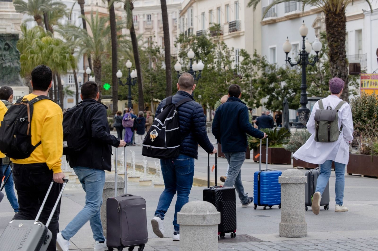 Turistas llegando con maletas al Carnaval de Cádiz el pasado fin de semana.