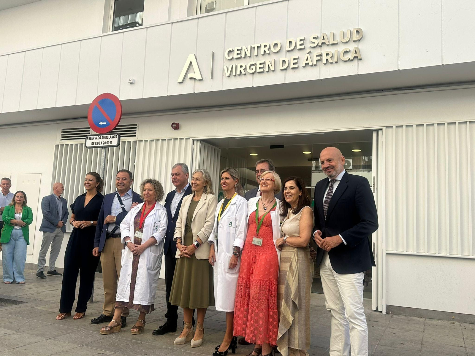 La consejera de Salud, en el centro, junto al alcalde de Sevilla y el resto de autoridades en la inauguración.