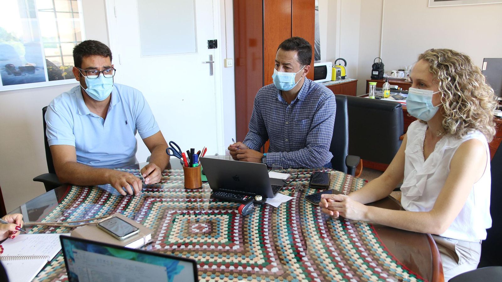 De izquierda a derecha, Teodoro Gómez, gerente del Distrito Sanitario Almería, Miguel Zapata,  director de Enfermería, y Gloria Benavides, directora médica de Distrito, durante la entrevista con este periódico.