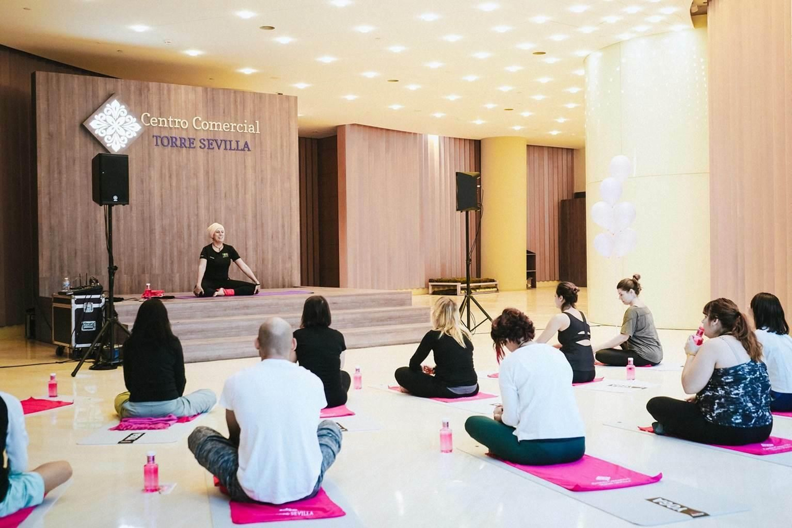 Sesión de yoga en el Día Mundial contra el Cáncer de Mama en Torre Sevilla.