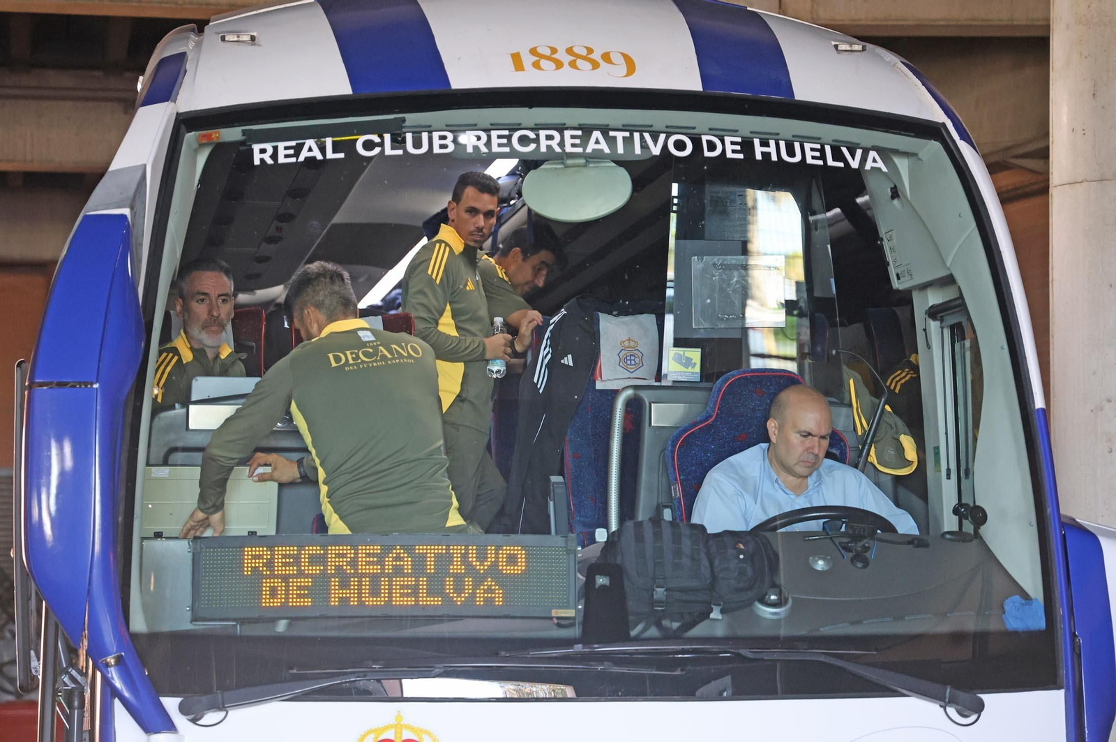 Imágenes de la salida en autobús del Recreativo de Huelva hacia Madrid