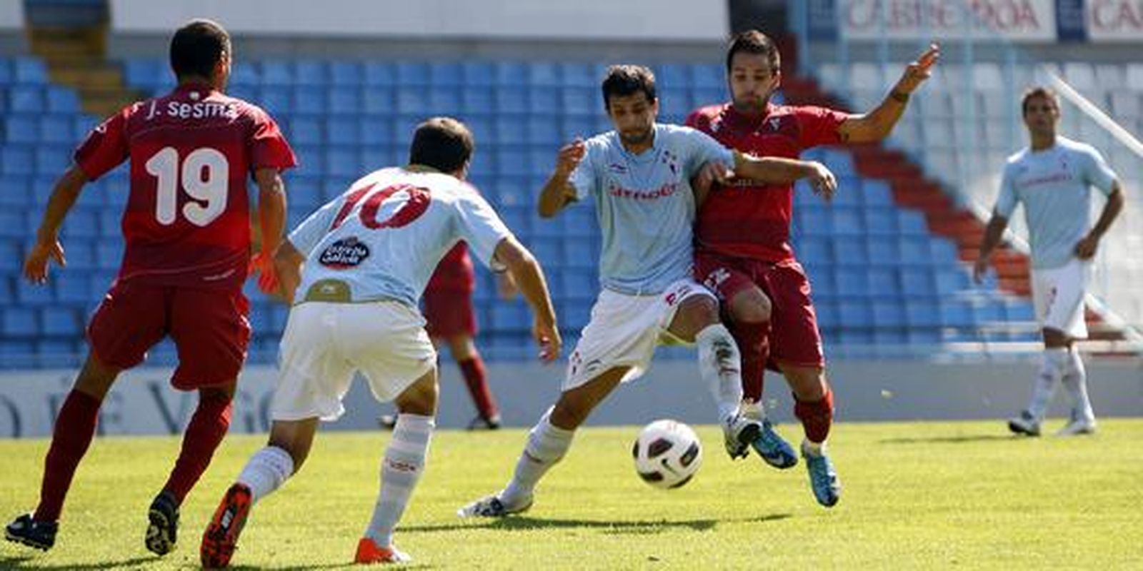 El Córdoba pierde ante el Celta de Vigo en Balaídos. / Marta G. Brea