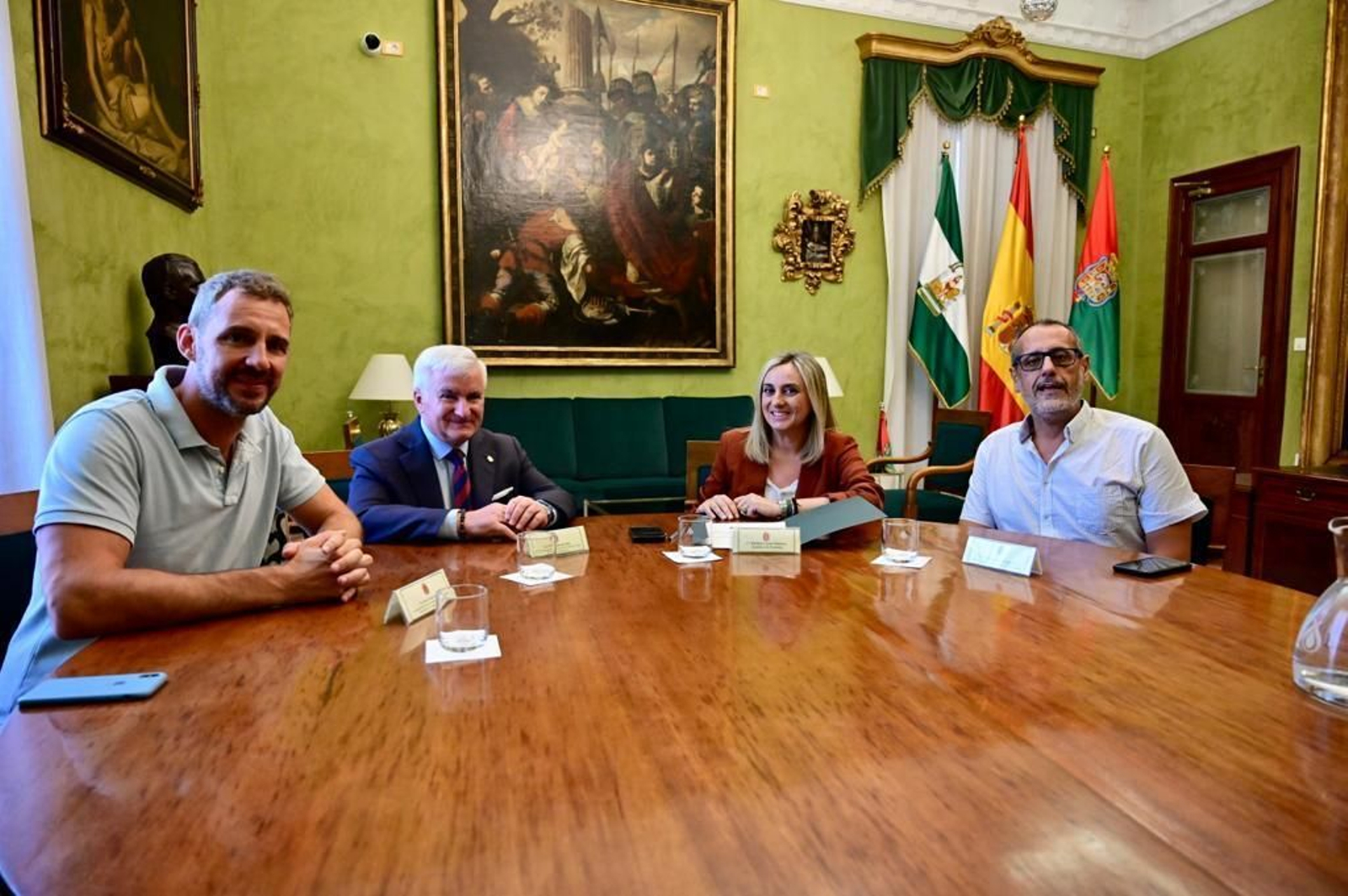 Imagen de la reunión entre la alcaldesa Marifrán Carazo y los representantes de la ONG Plant for the Planet