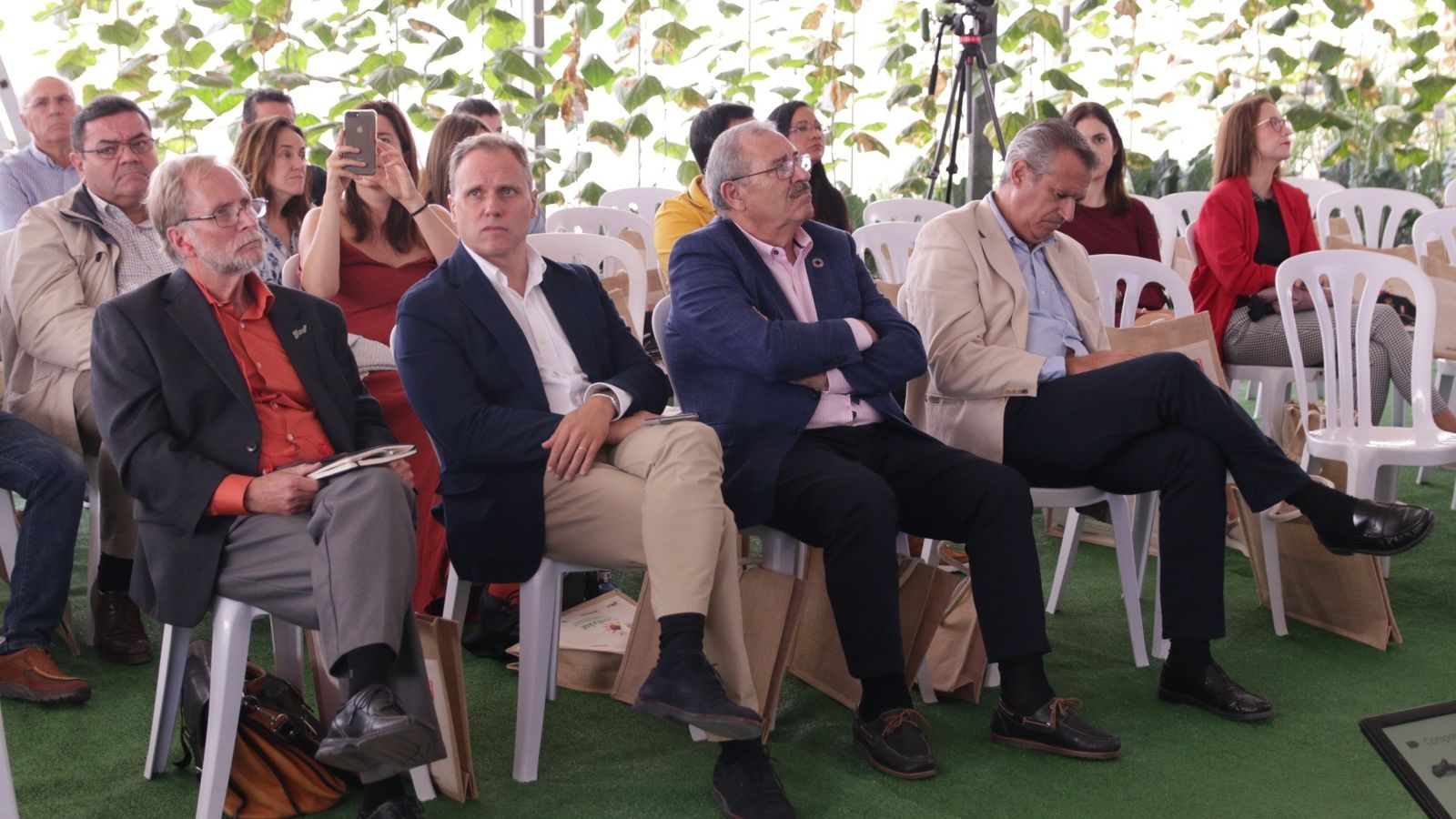 Gary Sutte, Daniel Lacalle, Francisco Góngora y Luis Miguel Fernández en primera fila durante el congreso europeo de invernaderos solares en Almería