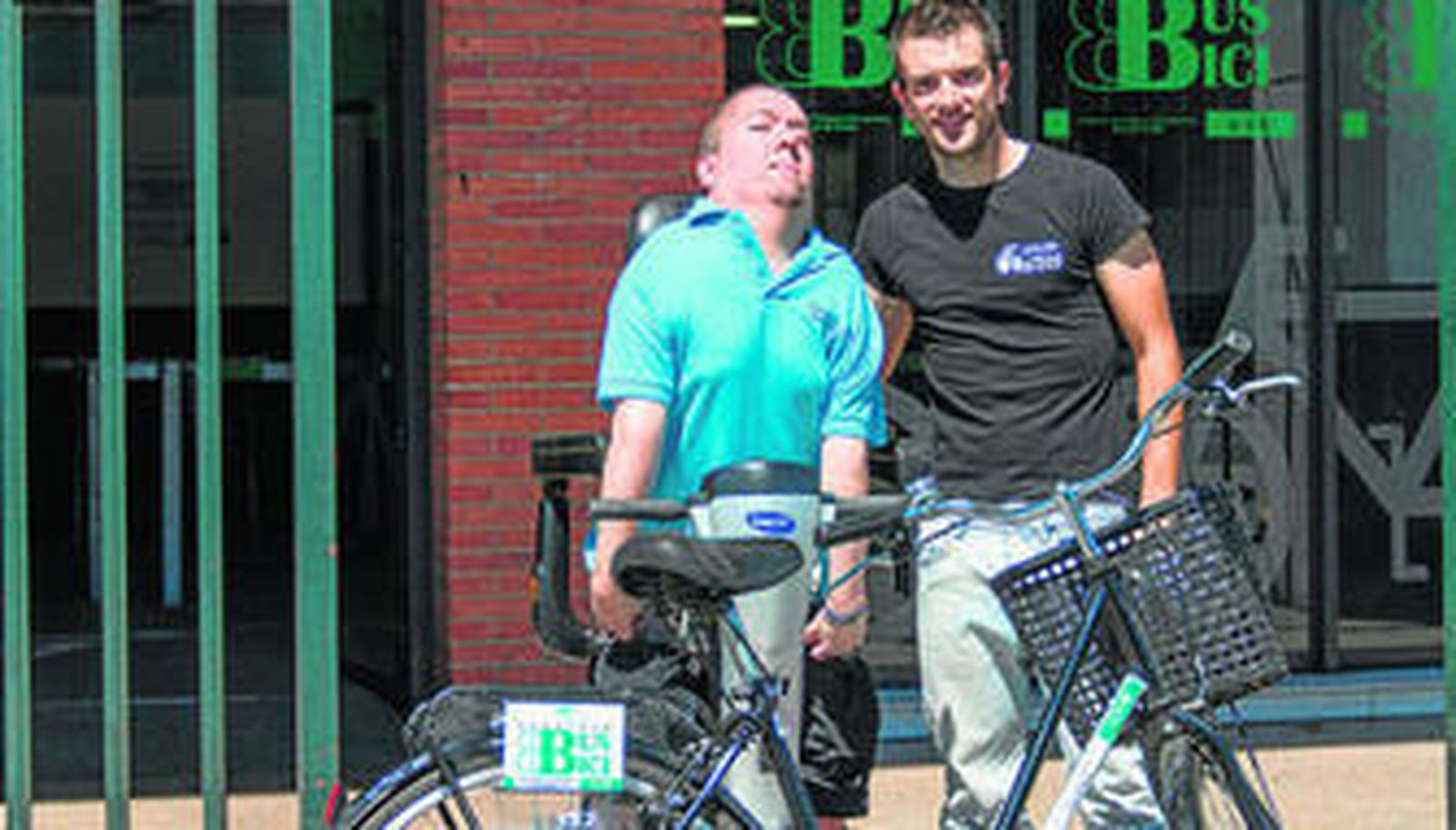 1. Guillermo Tello y Ángel Orts son los organizadores de este reto solidario que se celebrará en septiembre 2. Durante la primera edición, que tuvo lugar el pasado verano, Orts conquistó varios picos de Sierra Nevada, entre ellos el Veleta (foto).