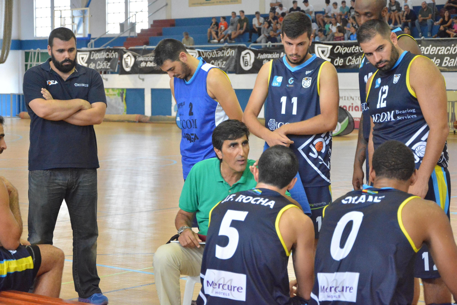 Javi Malla habla con el equipo en un tiempo muerto.