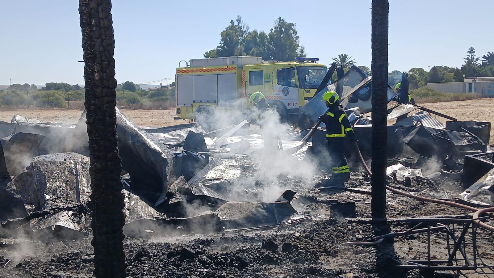 Las imágenes del incendio del chiringuito El Arenal de El Palmar