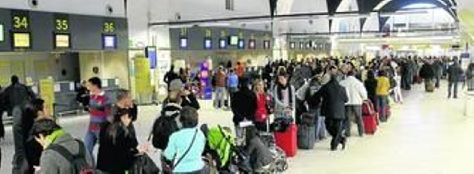 Los viajeros soportaron ayer largas esperas y colas ante los mostradores de San Pablo.
