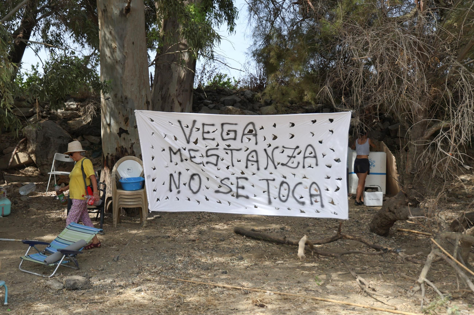 Vecinos protestan frente a las excavadoras en la Vega de Mestanza, en fotos