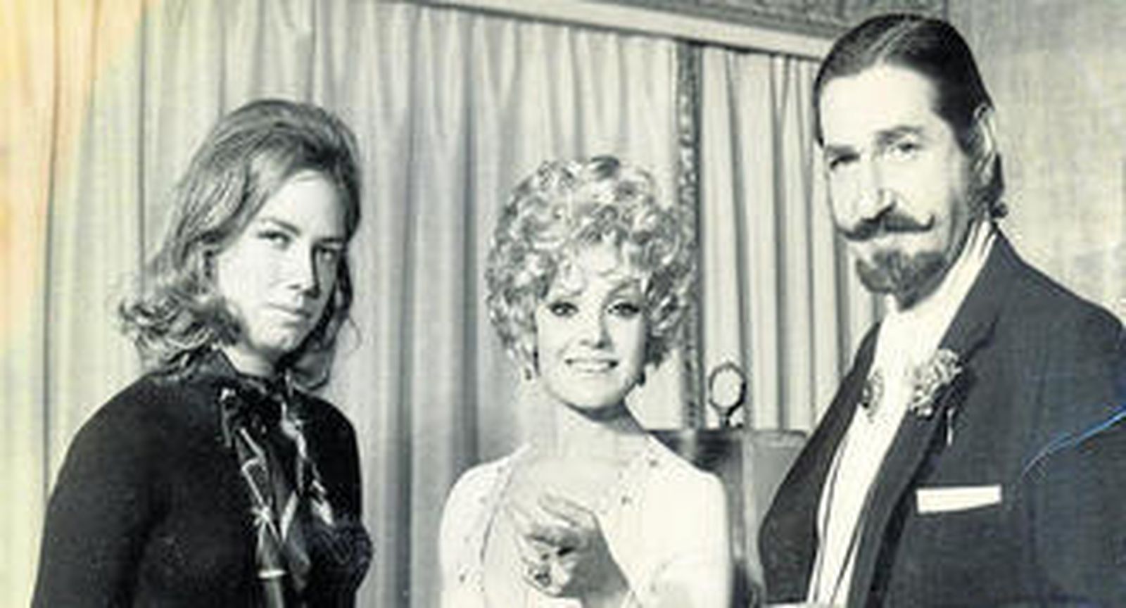 Jaime de Mora y Aragón con Carmen Sevilla (arriba), en su casa (izq.) y en una fiesta en Marbella.