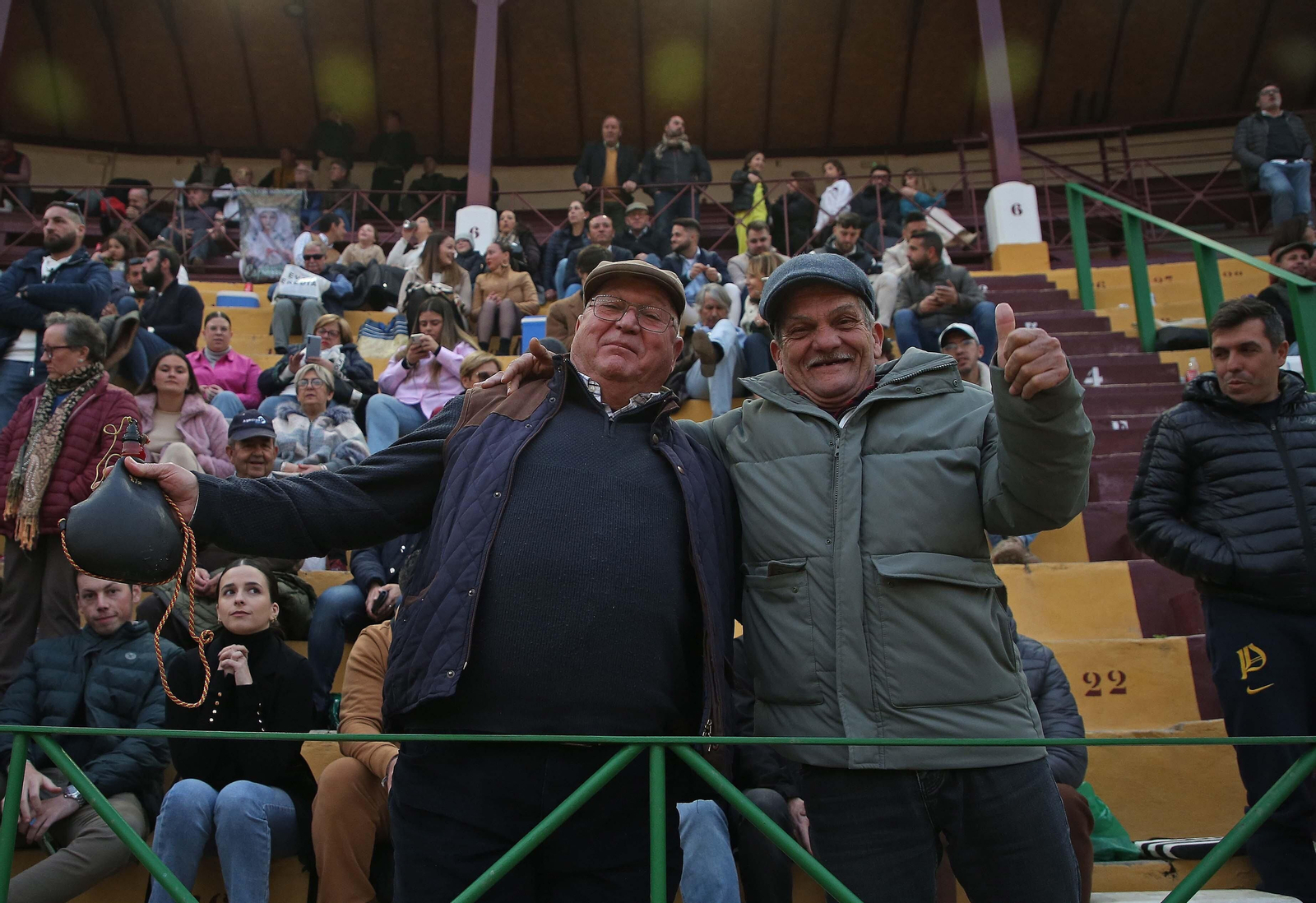 Ambiente en la plaza de toros El Arenal en La Línea