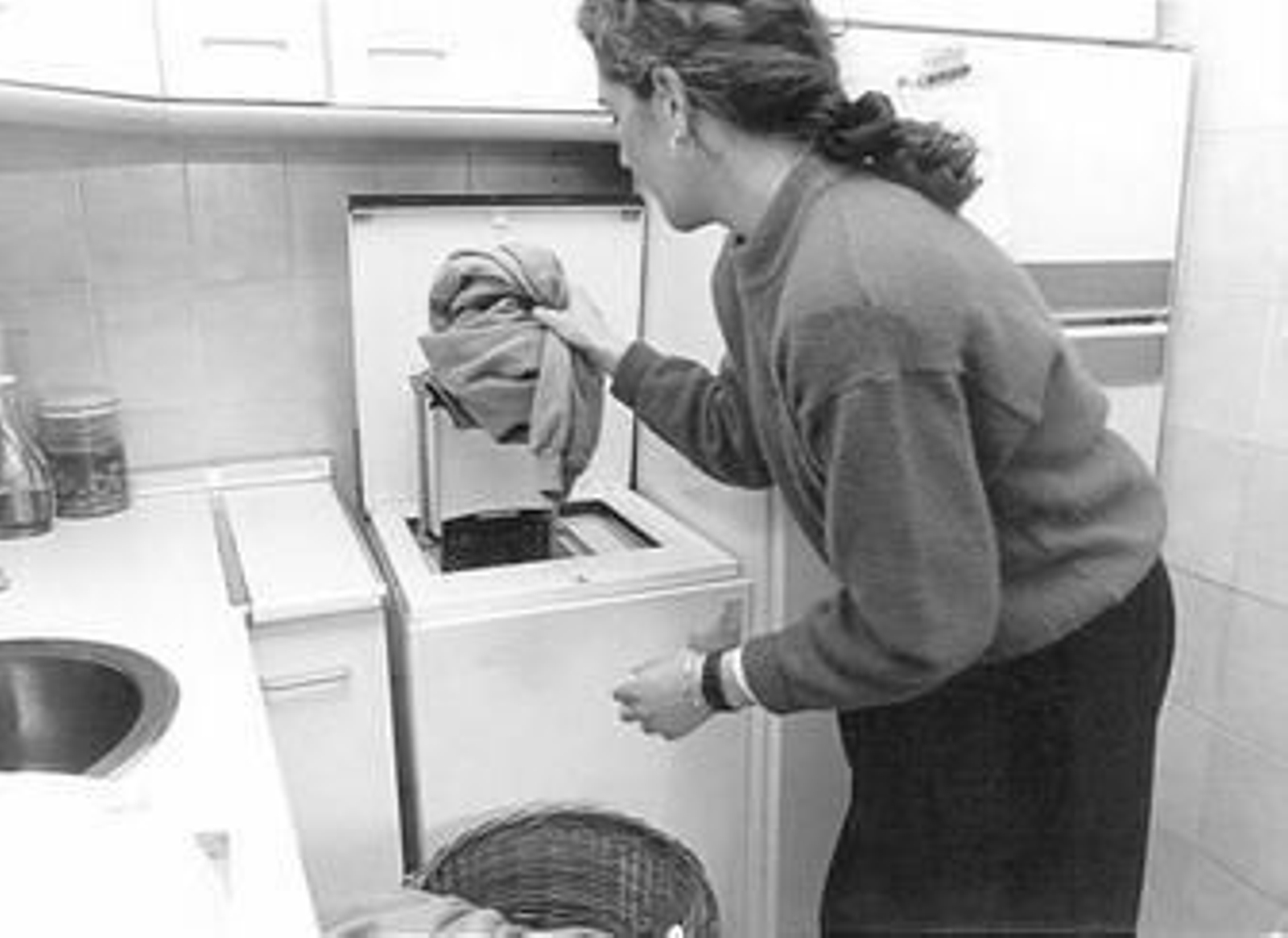 Empleada del hogar haciendo la colada