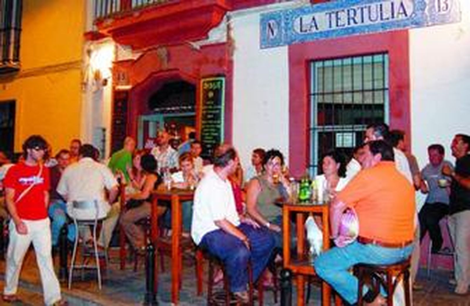 Uno de los bares actualmente abiertos en la calle Betis.