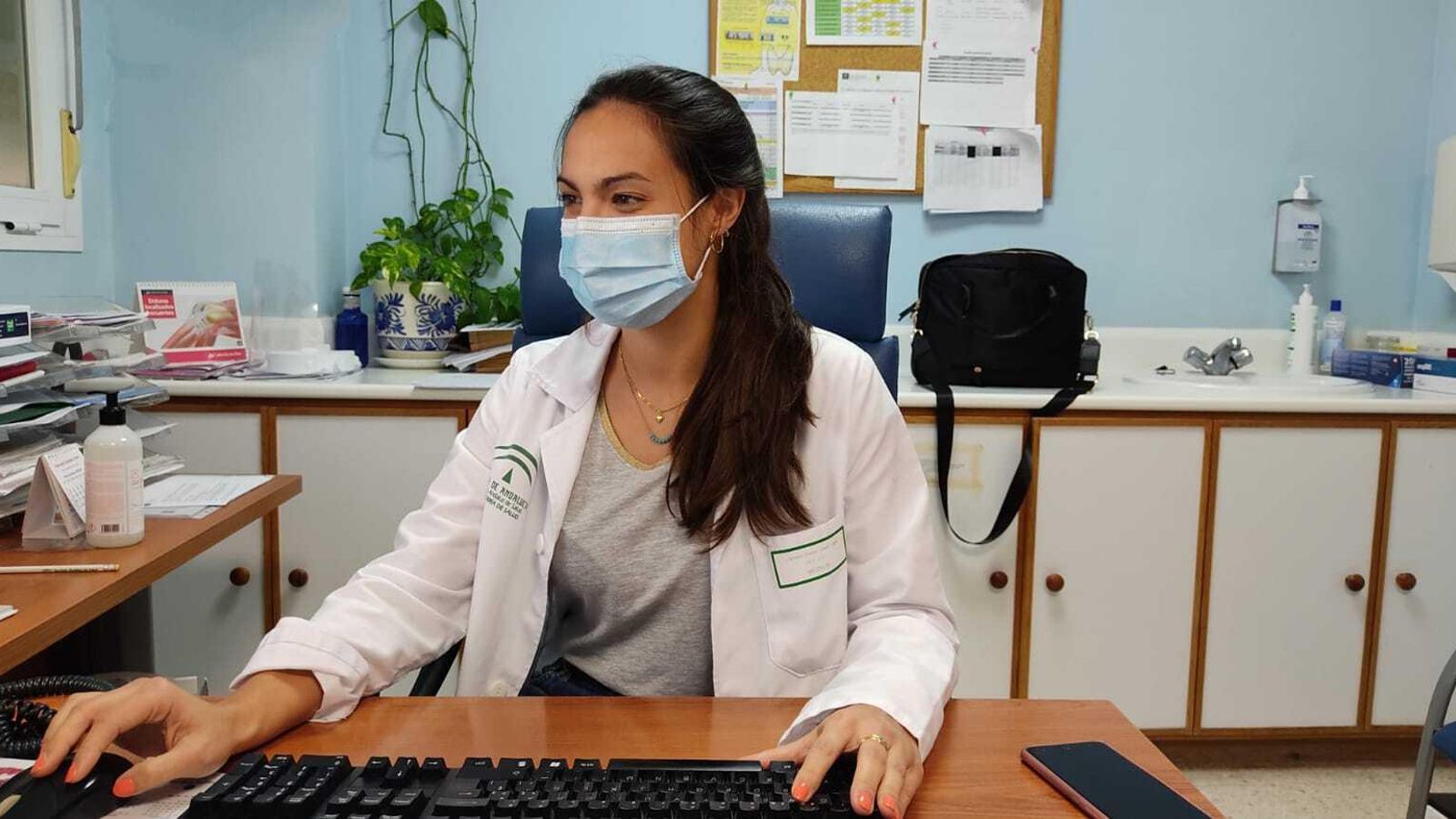 Paula Garzón, en su consulta del Centro de Salud de La Laguna, en la capital gaditana.