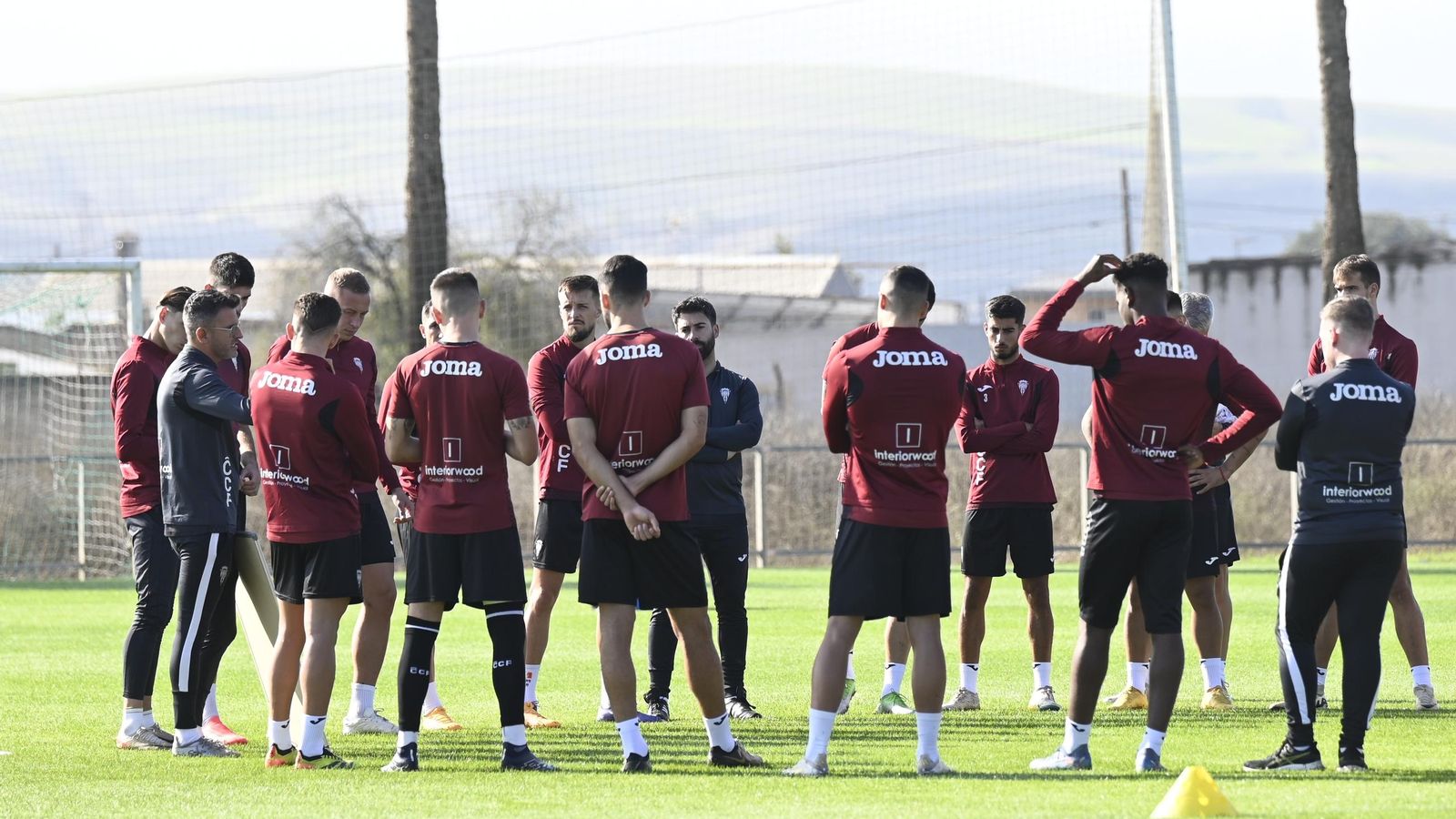 Iván Ania da ódenes a sus jugadores durante un entrenamiento.
