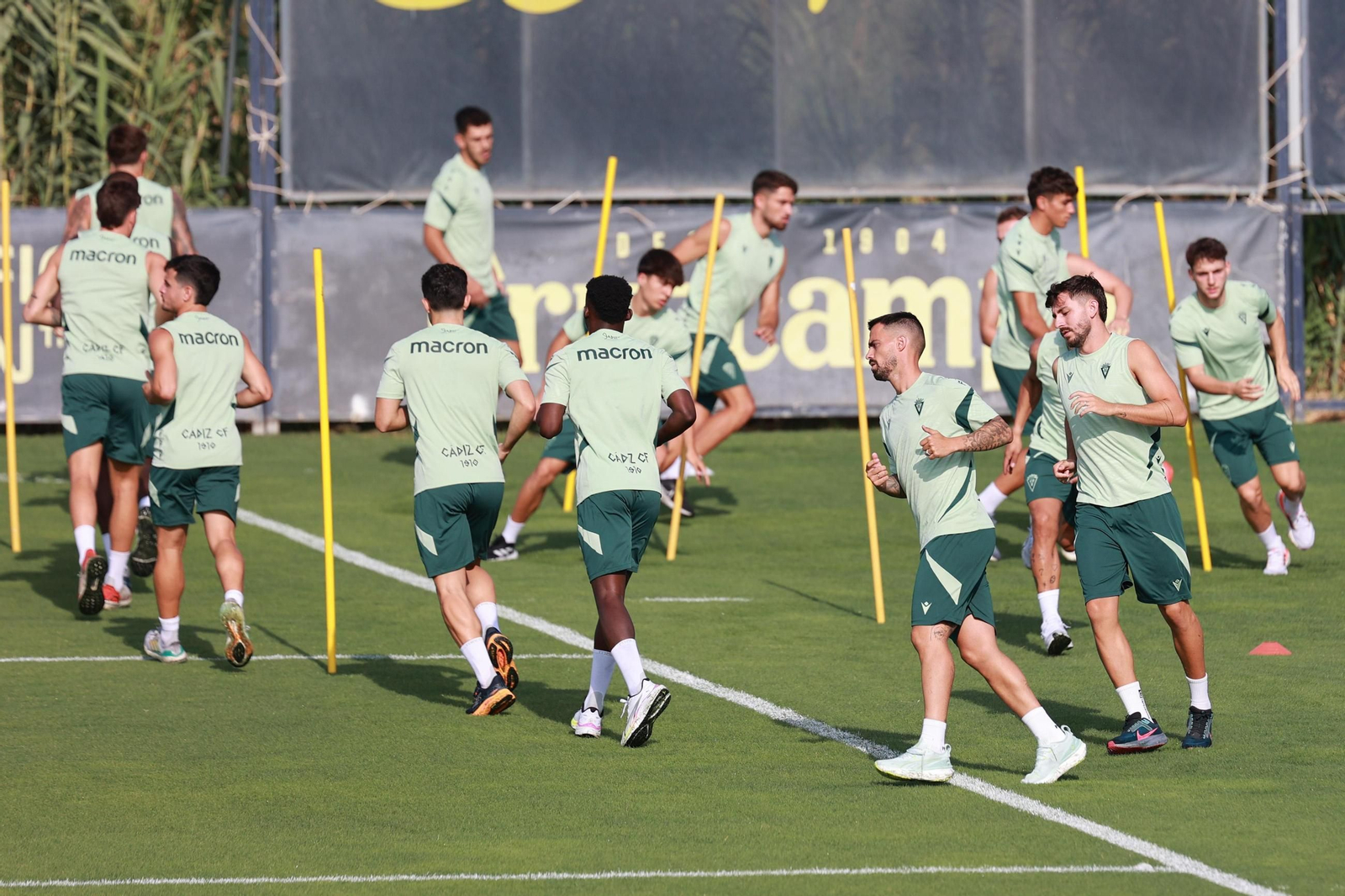 Jugadores del Cádiz en el primer partido de la pretemporada.