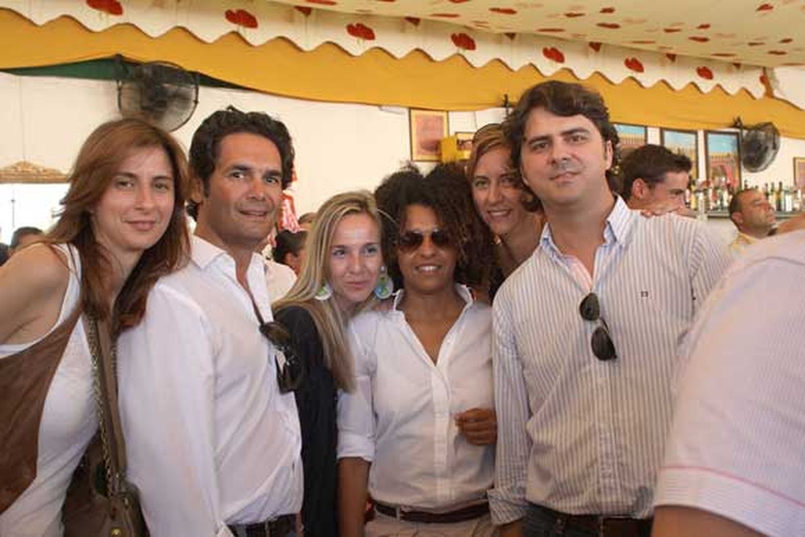 Un grupo de amigos en el interior de una caseta

Foto: Vanessa Perez/J.M.Q.