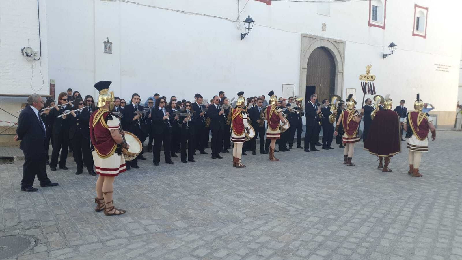 Viernes Santo en Castro del Río: La cesión del paso al Santo Entierro, en imágenes