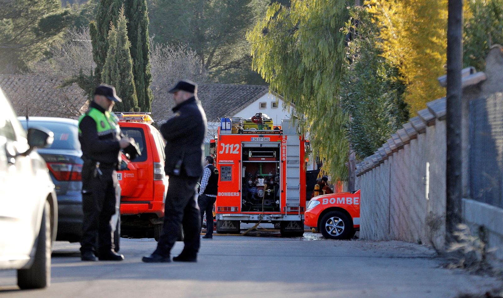 Bomberos y policías a las puertas de la vivienda de Ontinyent en la que dos bebés de menos de un año han fallecido en un incendio.