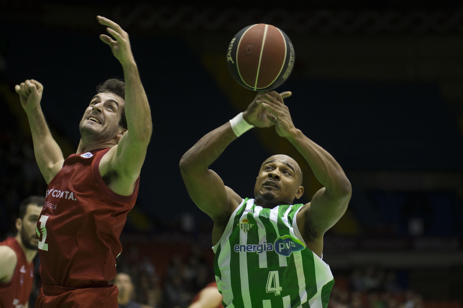 Bellas pugna por un balón la pasada temporada en San Pablo ante Draper.