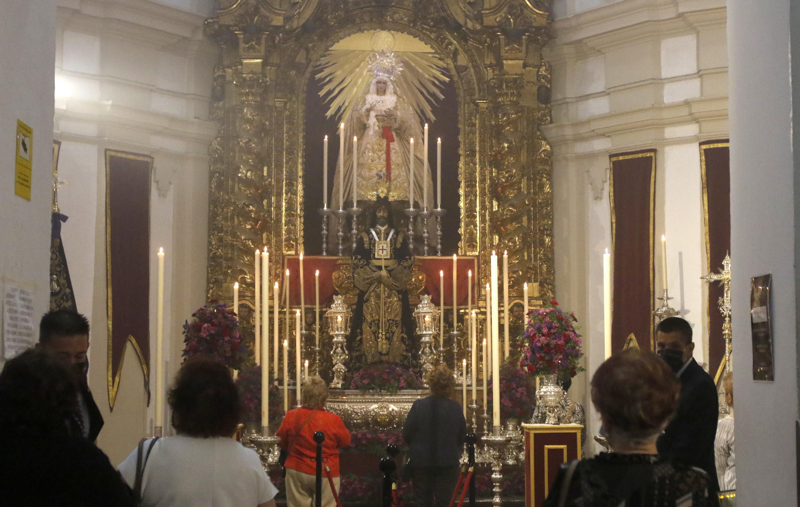 Varios devotos rezan ante Jesús Rescatado durante su veneración.