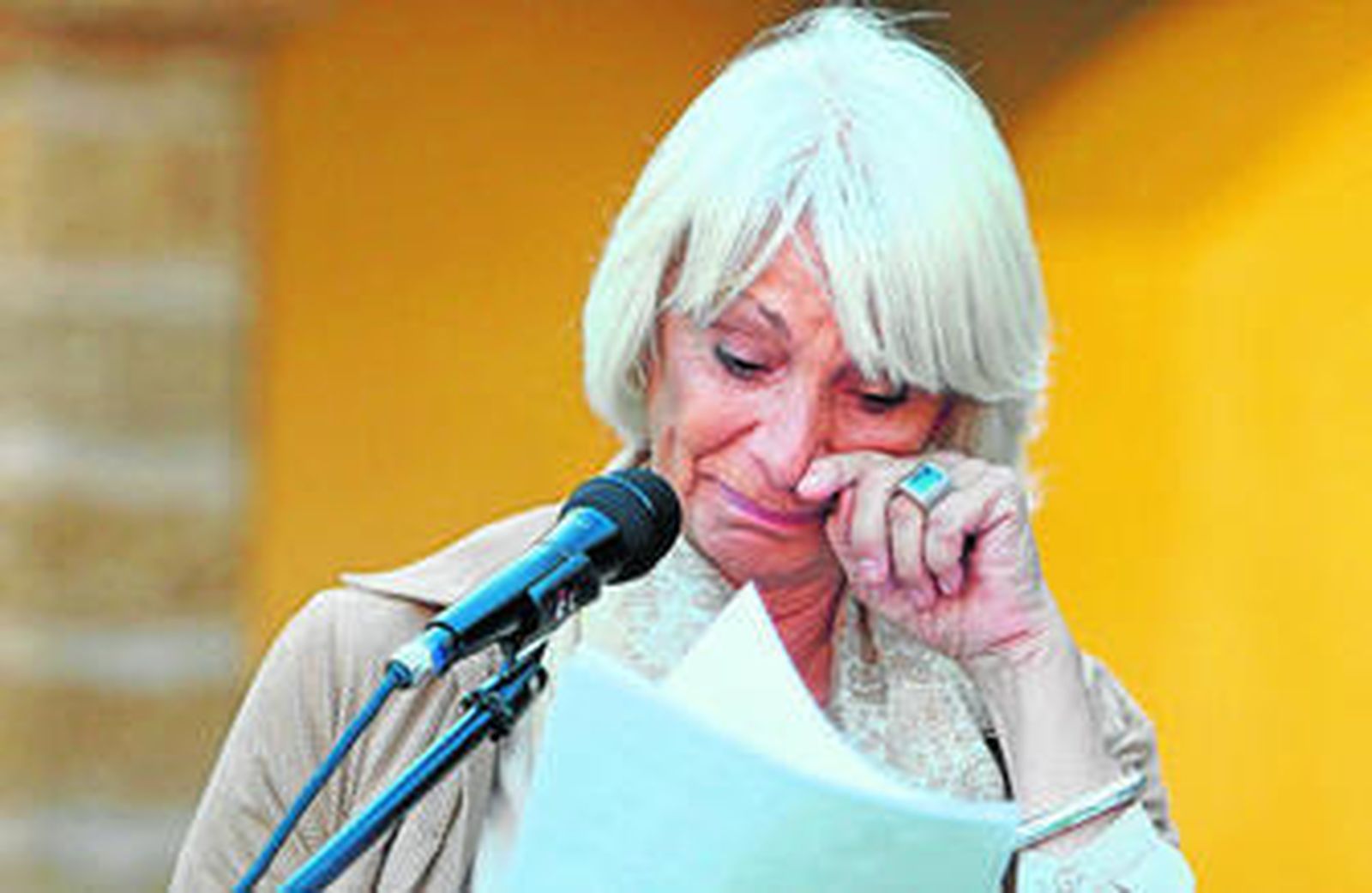 Teófila Martínez se emocionó ayer durante la inauguración de la exposición de Cayetano del Toro