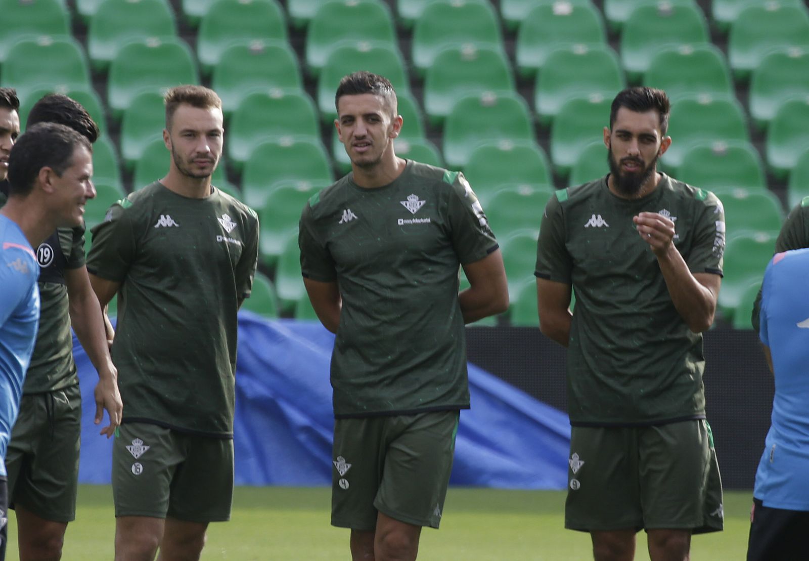 Feddal, durante una charla de Rubi en un entrenamiento en el Benito Villamarín.