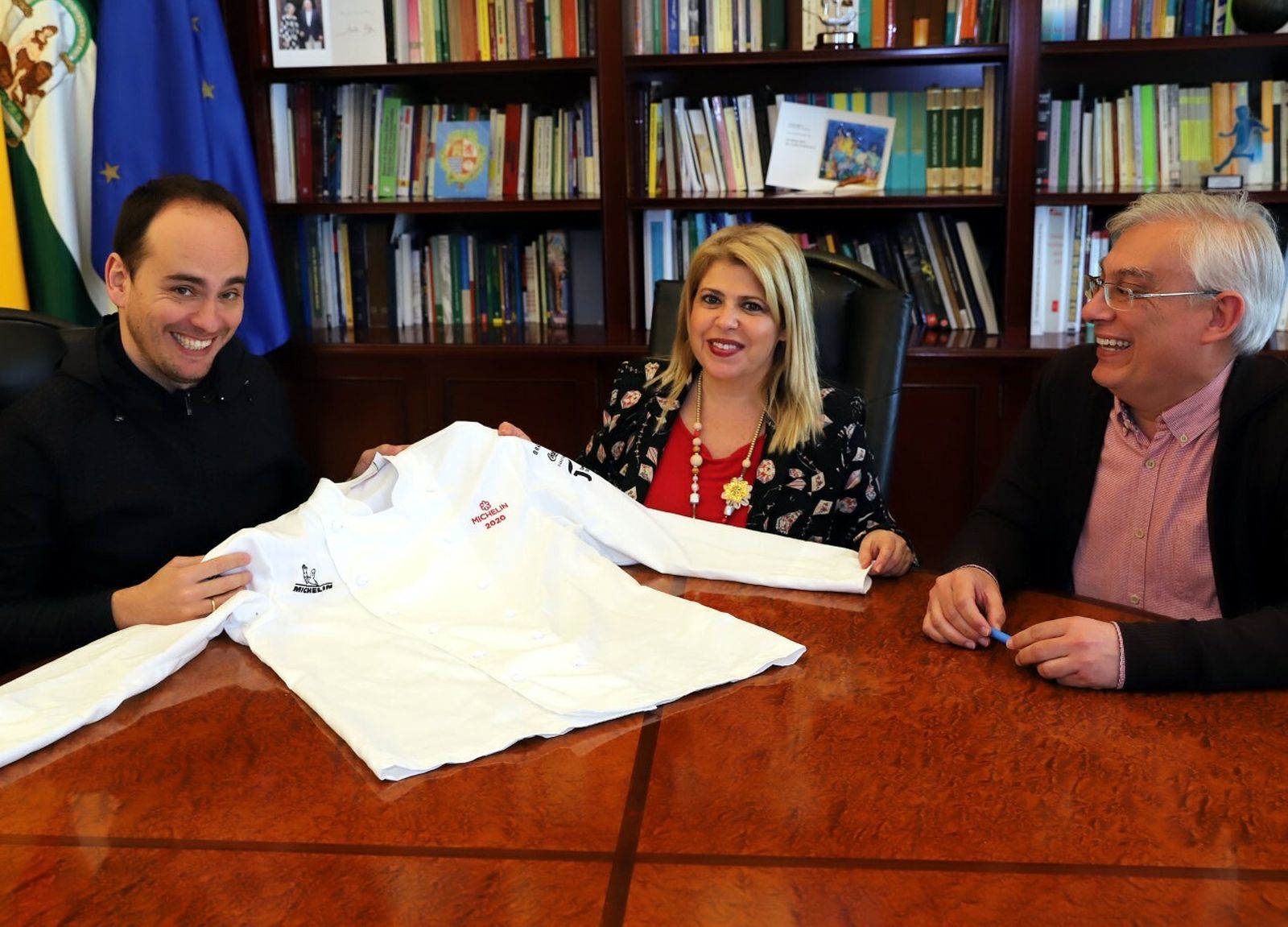 La alcaldesa y el delegado con Israel Ramos.