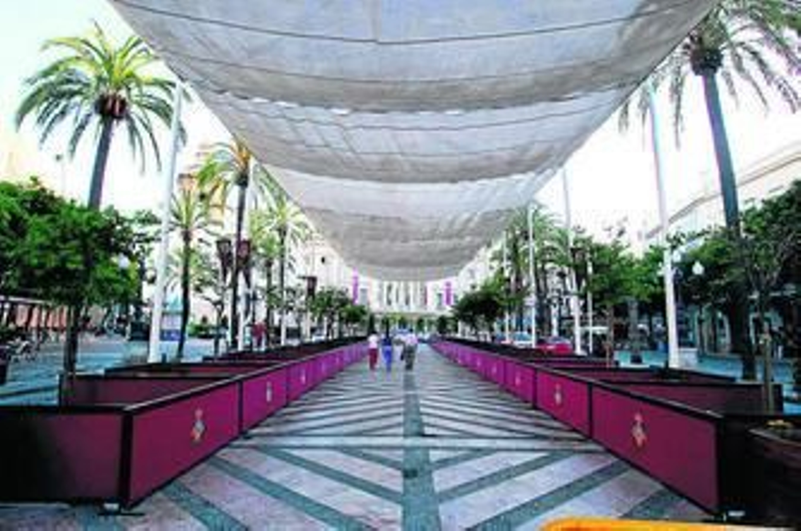 Vallas y toldo del Corpus en el centro de San Juan de Dios antes de la reforma de la plaza.