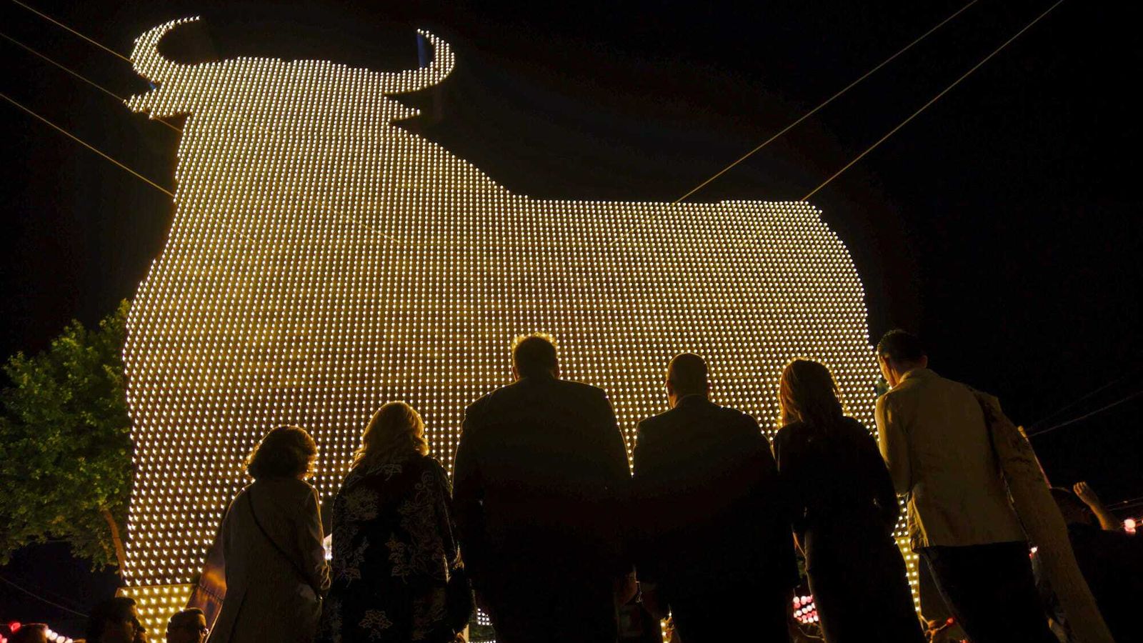 Las autoridades, durante la inaguración, con la portada del Toro al fondo.
