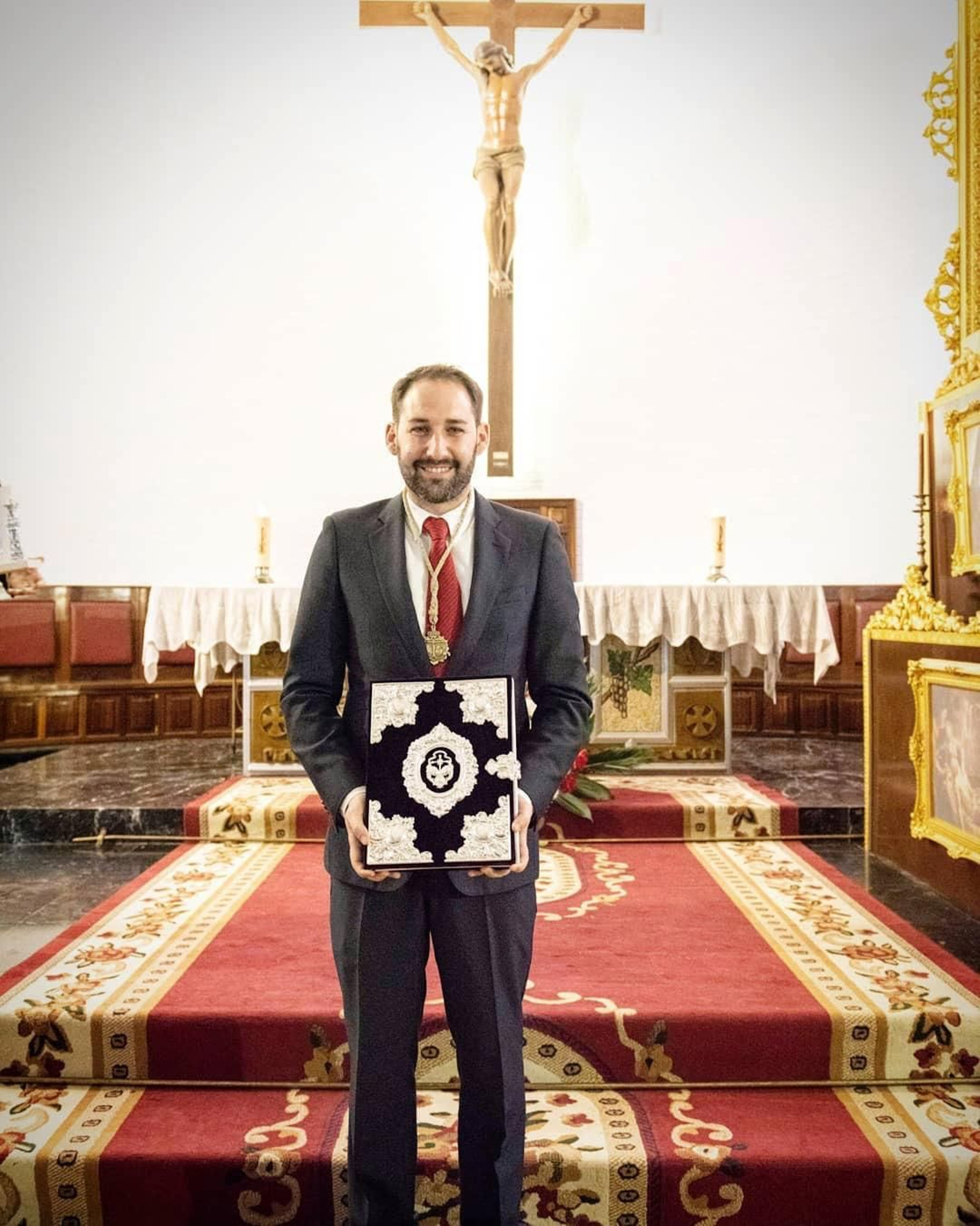 José Manuel Sánchez Bautista, con las tapas del pregón, en el altar de la iglesia del Carmen.