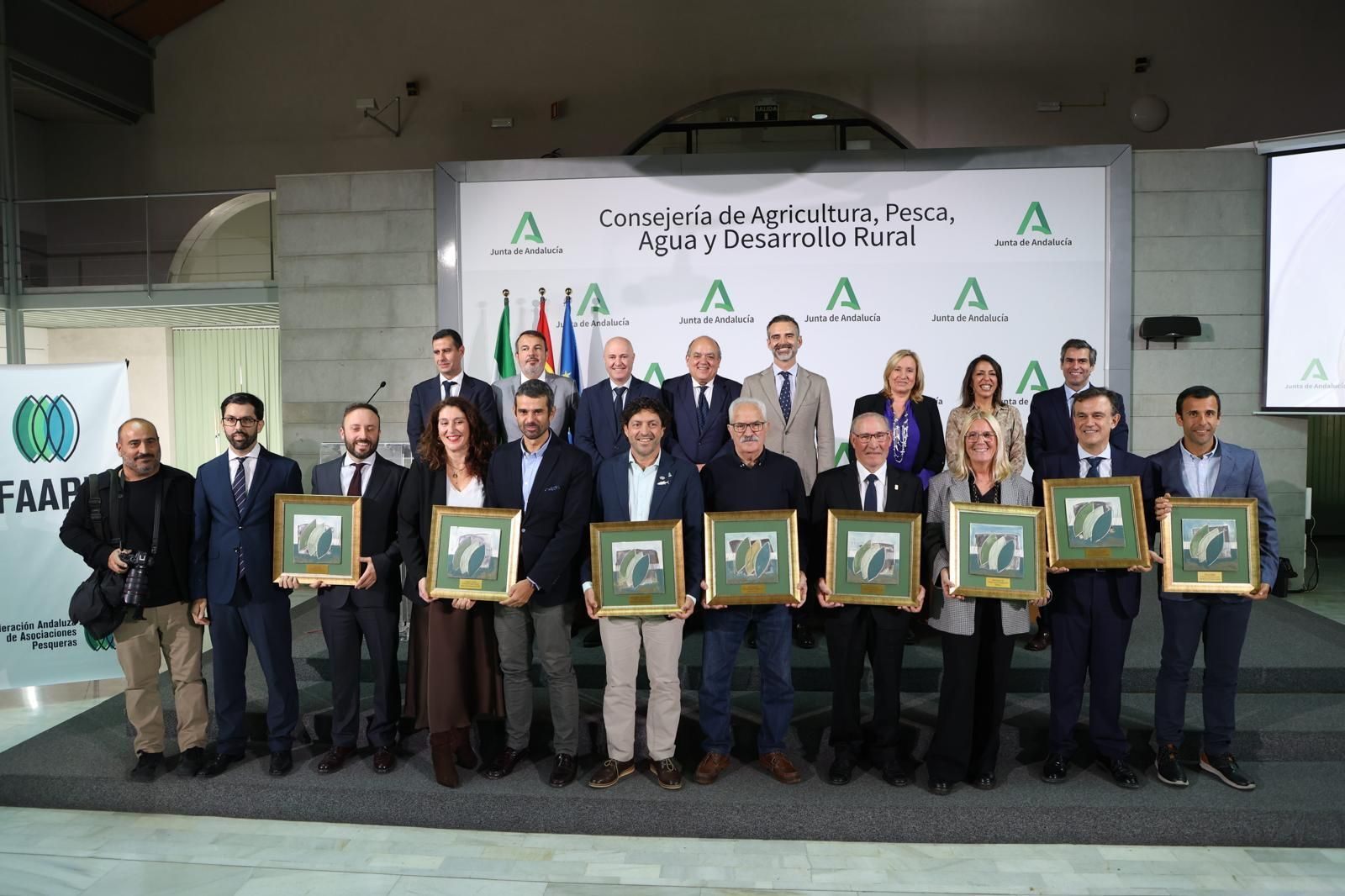 Foto de familia de todos los premiados por la la Federación Andaluza de Asociaciones Pesqueras.