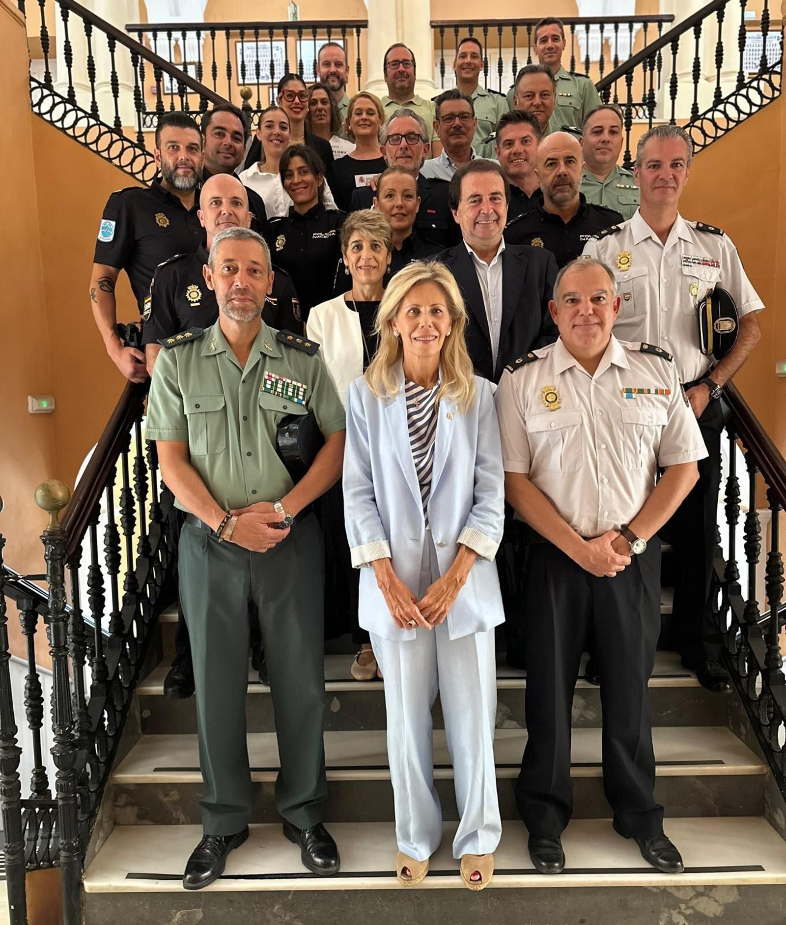 La subdelegada con los homenajeados.