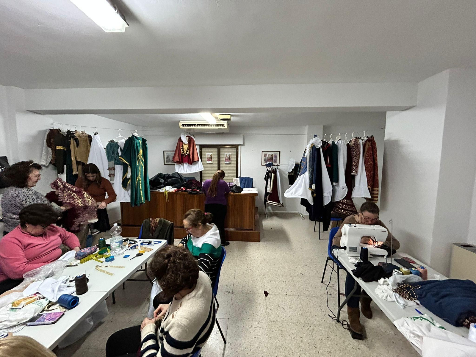 Mujeres de Cazalilla confeccionando los trajes.