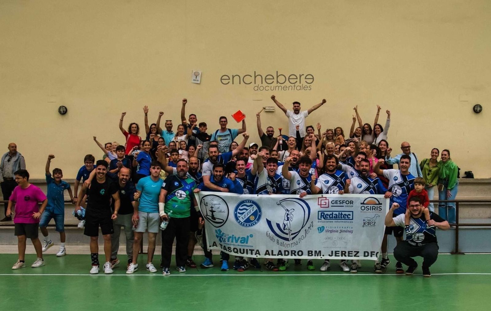 Los integrantes del Balonmano Jerez celebran su victoria ante el Barbate y su pase a la 'final four'.