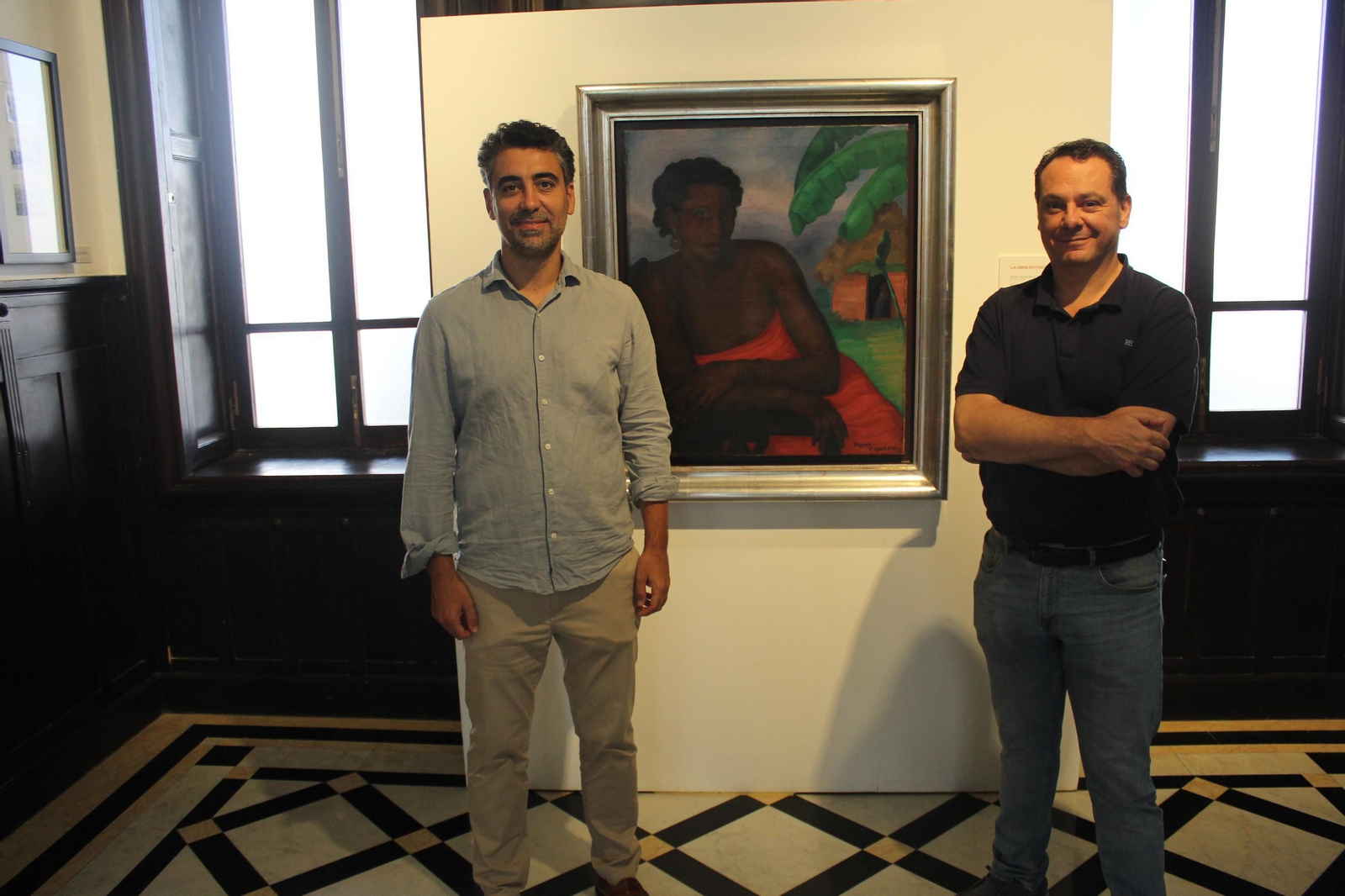Joaquín Pérez de la Blanca y Juan Manuel Martín con la obra de Segura Ezquerro.