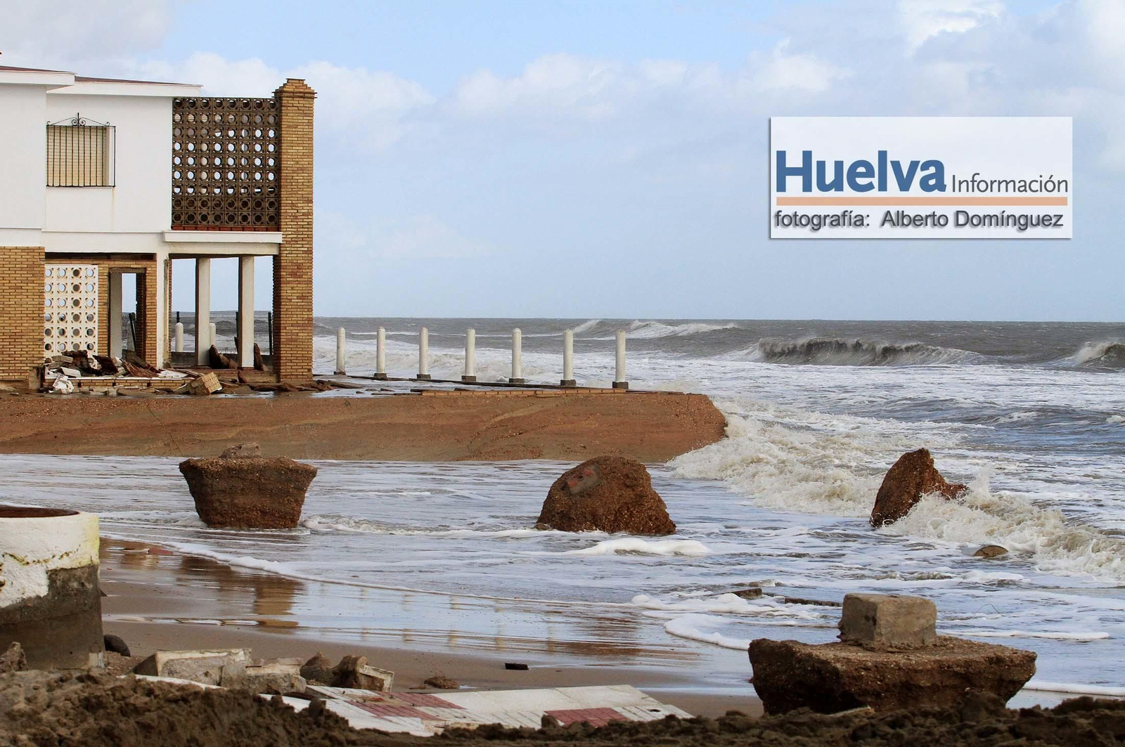 Imágenes de la visita de Rajoy y Susana Díaz a la playa de La Antilla