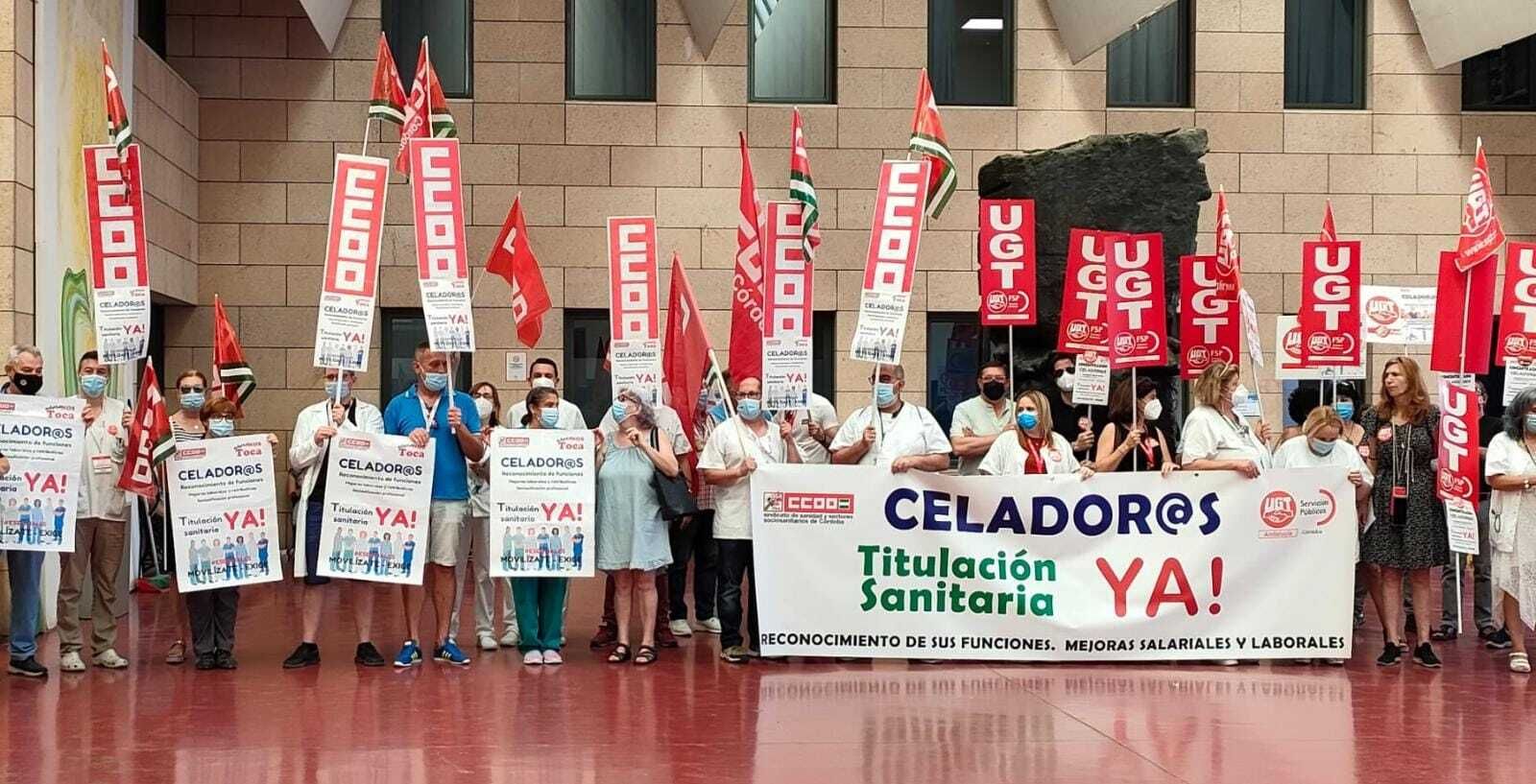 CCOO y UGT protestan en el Reina Sofía.