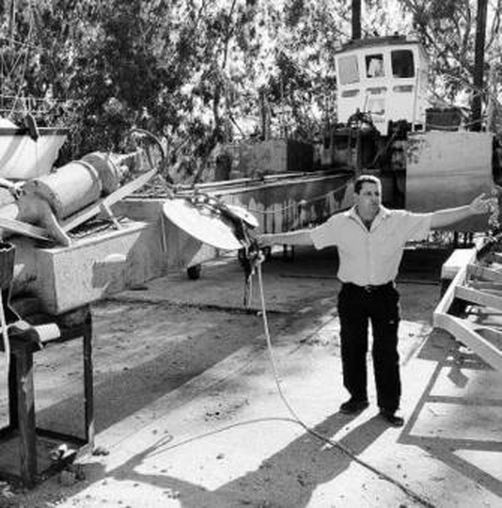 El jefe de Puerto Gelves, Francisco Herrera, junto a la draga del puerto.