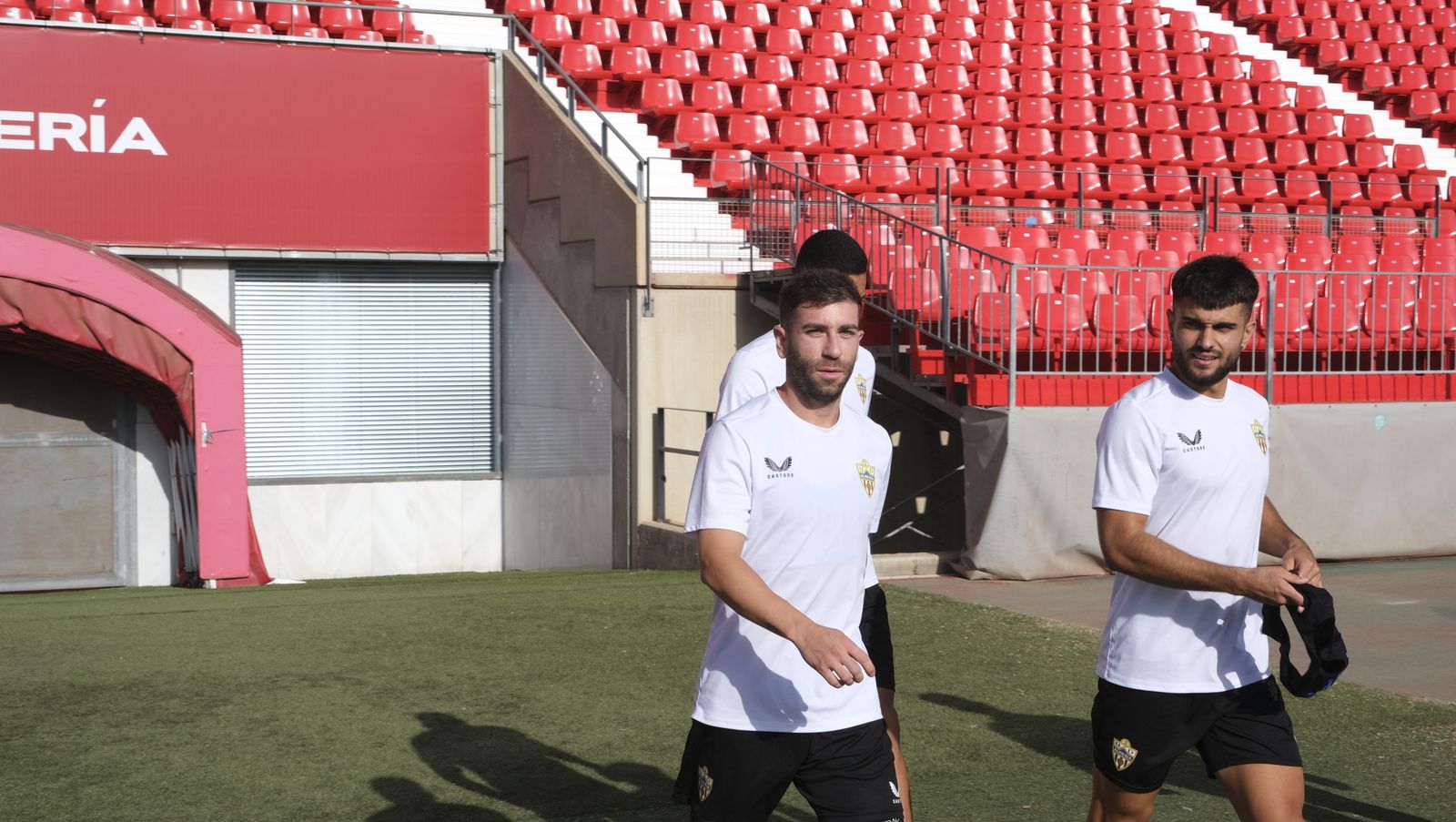 Imágenes de la visita de la Alcaldesa de Almería, María Vázquez, a los jugadores de la U.D. Almería