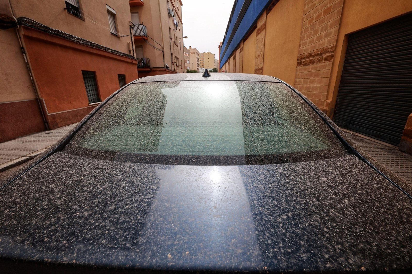 Un coche, sucio de barro, durante el último episodio de calima en Cádiz.