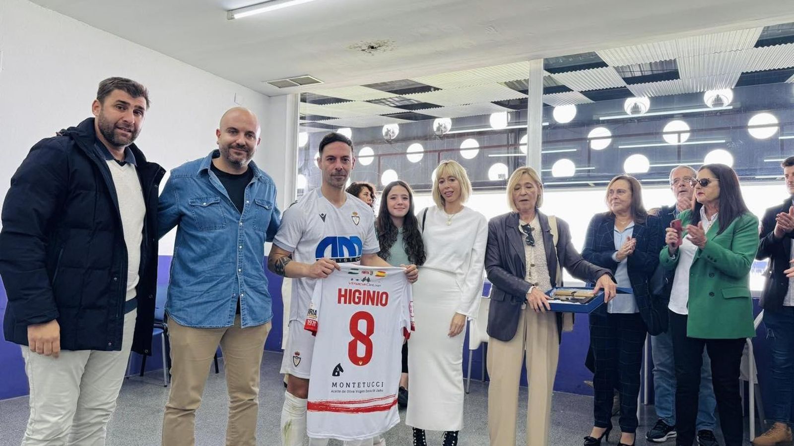 La expedición del Martos CD hace entrega de una camiseta a la familia Vilches.