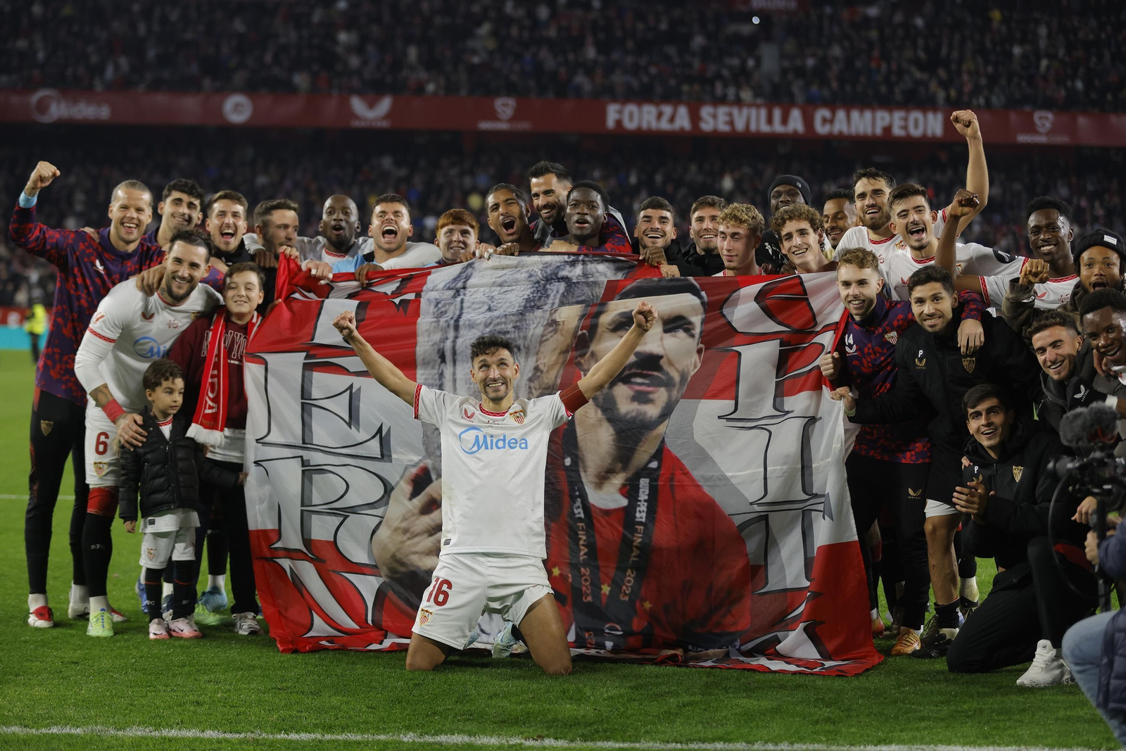 Todas las fotos de la celebración de Jesús Navas tras el partido
