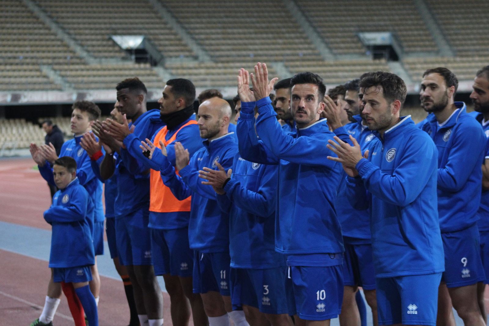 Los futbolistas del Xerez DFC agradecen el apoyo de los aficionados que fueron a animarles al entrenamiento del jueves.