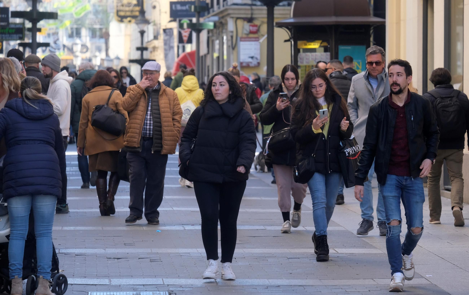 Varias personas caminan por el centro de Córdoba.
