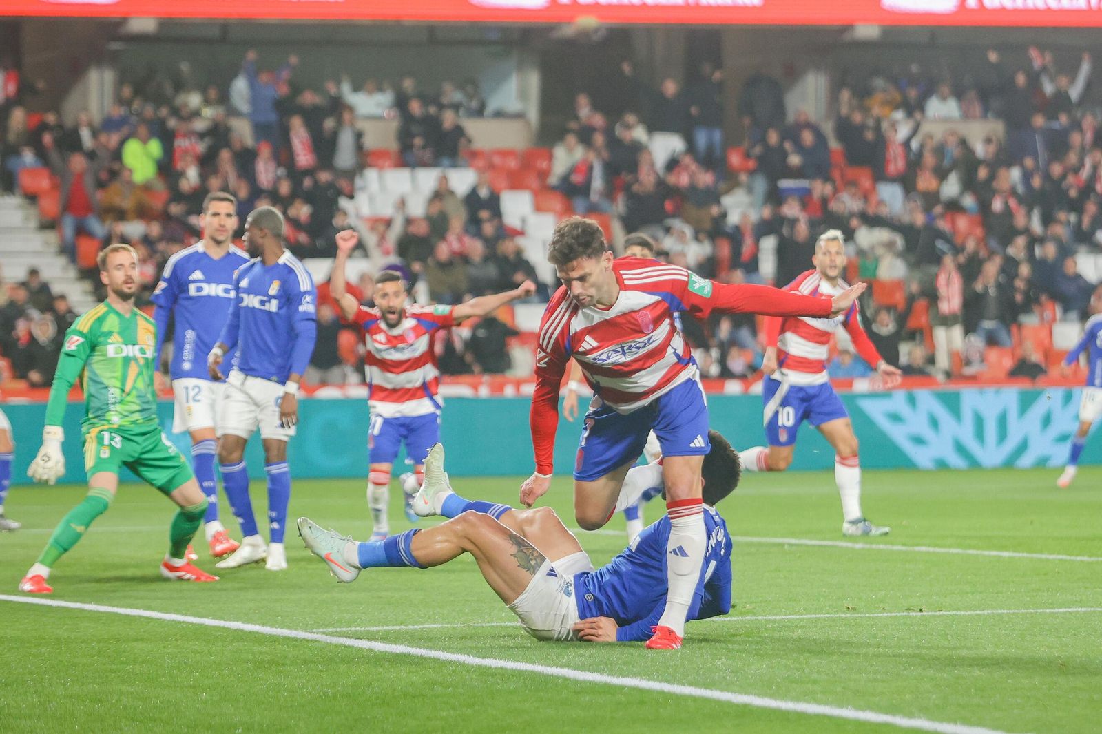 Las mejores imágenes de la victoria del Granada ante el Oviedo